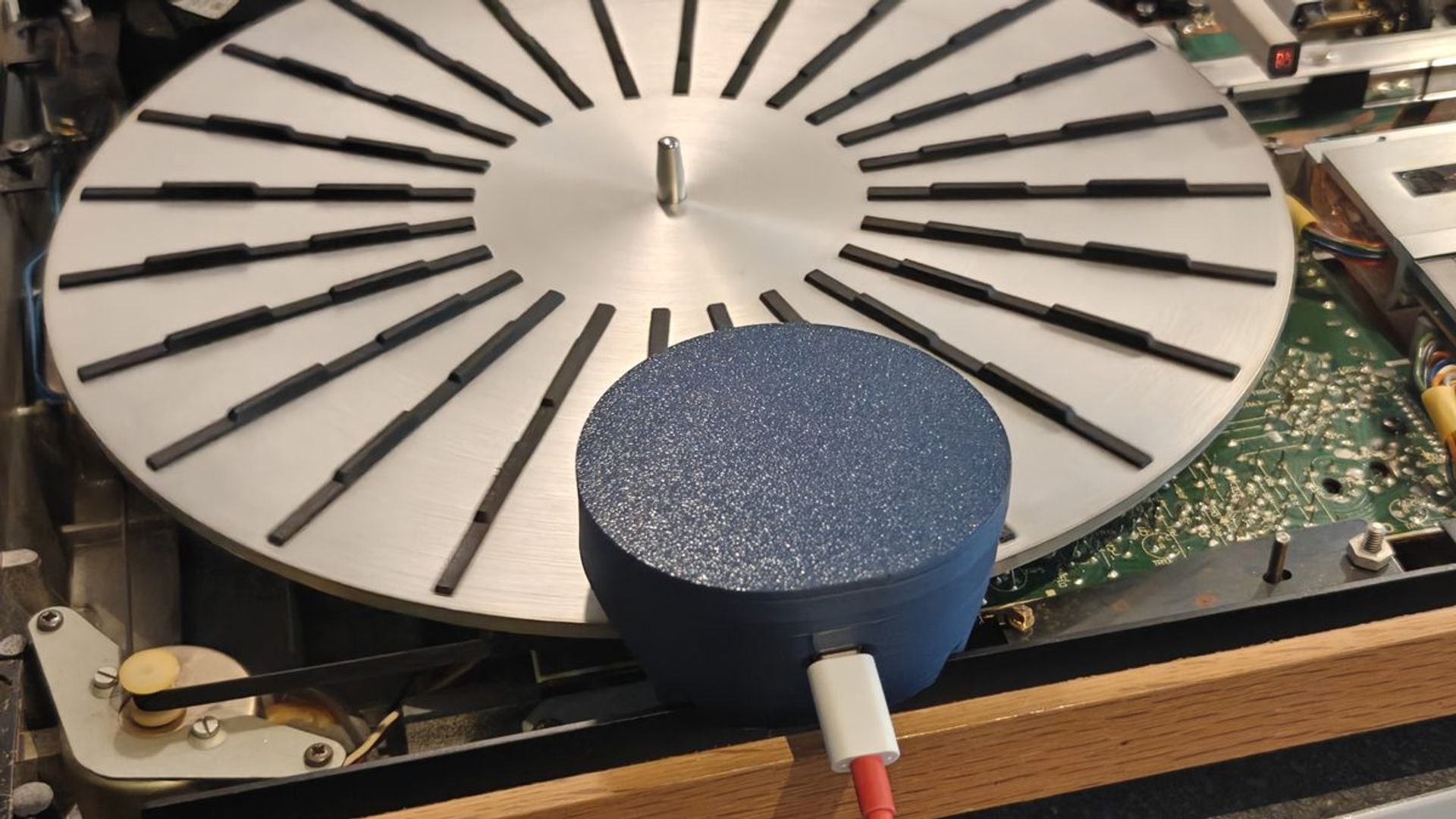 SpinDex on the platter of a BeoGram 4000 during a speed test